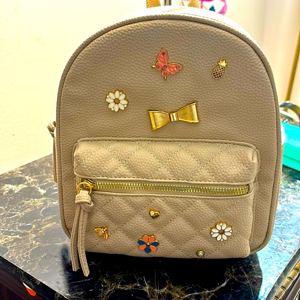 Under 1sky, pretty bag! With back hanging straps